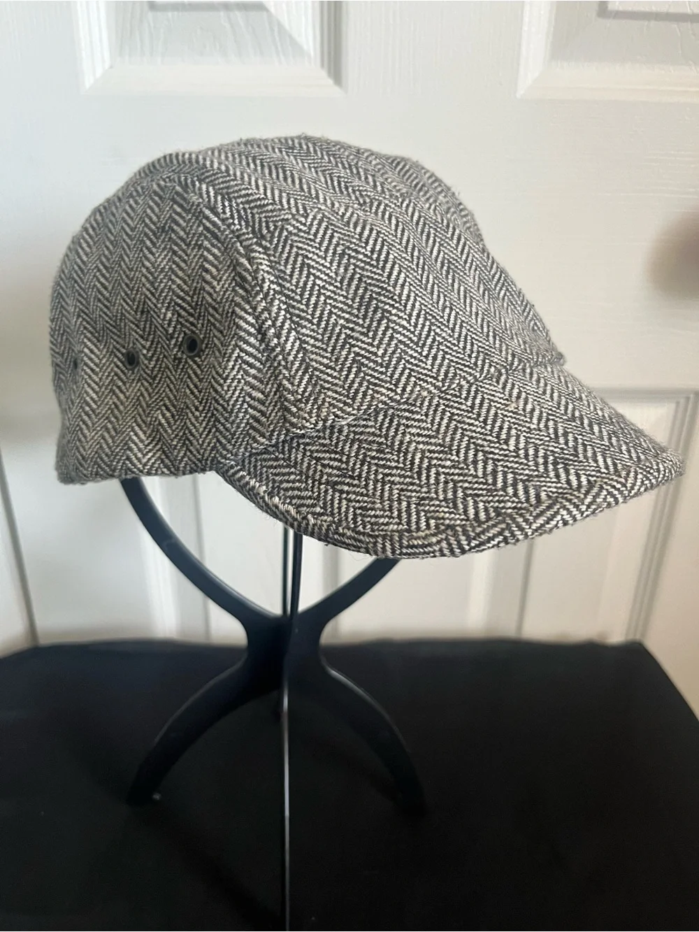 Tweed Cap Women’s Black/ White with rust strap.